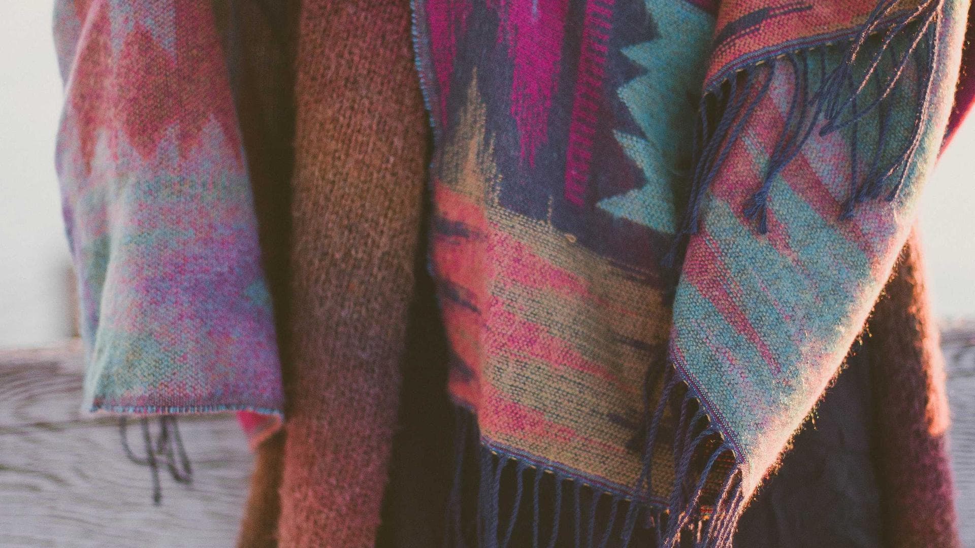 Kerumunan anak muda di demo jalanan