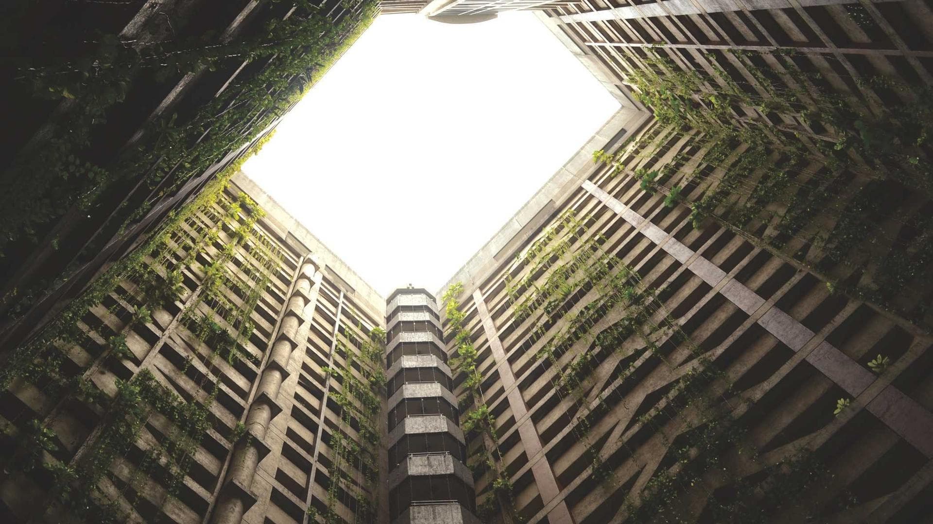 Panel surya di atas bukit hijau